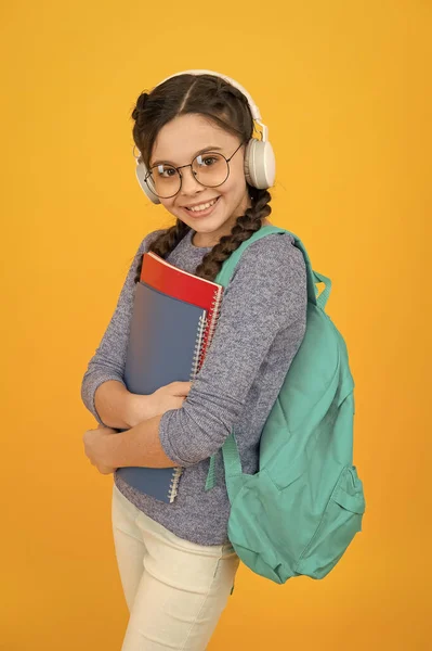 Het schoolsysteem werkt. Privé-onderwijs. Tiener met rugzak. Schattig lachend schoolmeisje. Meisje klein schoolmeisje draagt rugzak. Leerling gaat naar school. Modern schoolmeisje dagelijks leven. School club — Stockfoto