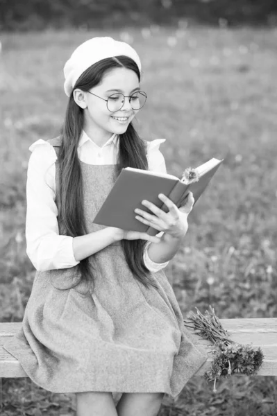 Elegante colegiala niña leyendo libro en el parque, concepto de idioma francés —  Fotos de Stock