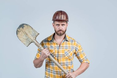 Kasklı yakışıklı bir müteahhit. Olgun adam kareli gömlek giyer..