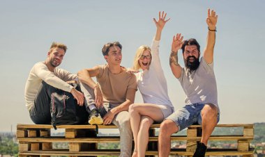 Merhaba konsept. Erkek kadın gökyüzü geçmişi ile iletişim kuruyor. İletişim yetenekleri. İnsan iletişimi. Özgürlük kavramı. Genç ve özgür. Başarı ve başarı. Neşeli insanlar iletişim kuruyor