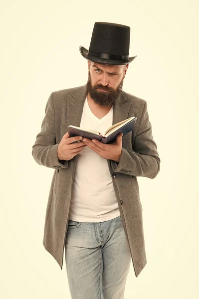 芸術家。才能ある芸術家だ。ひげを生やした男は本を白い文字で読んだ。詩の朗読。インスピレーションの本。文学教師。書店。面白い話だ。男の古典的な服本を読む — ストック写真