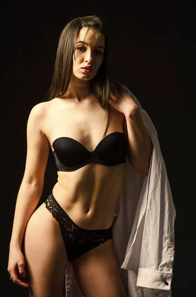 Mon corps, mes règles. Femme sexy. Belle fille avec un look sexy en dentelle sous-vêtements. Portrait de femme sexy. Une fille porte un soutien-gorge. Formes corporelles. Modèle sensuel en lingerie fond noir. Boutique de lingerie — Photo