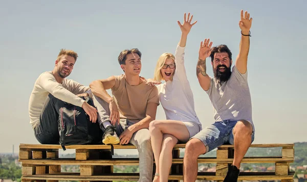 Merhaba konsept. Erkek kadın gökyüzü geçmişi ile iletişim kuruyor. İletişim yetenekleri. İnsan iletişimi. Özgürlük kavramı. Genç ve özgür. Başarı ve başarı. Neşeli insanlar iletişim kuruyor