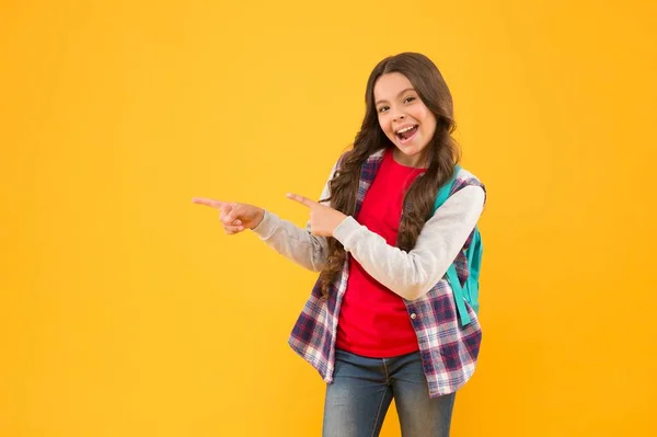 이것 좀 봐. 행복 한 십 대 소녀는 손가락을 가리킨다. 그림그리기 동작. 광고를 위한 그림. — 스톡 사진