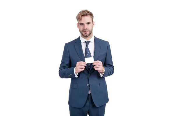 Jefe con identificación. Contacta conmigo. hombre de negocios demostrando tarjeta de crédito o débito. — Foto de Stock