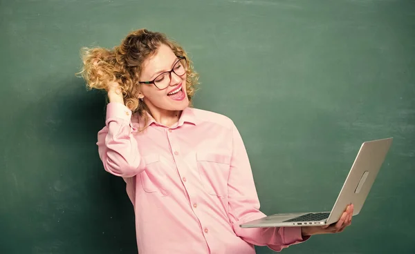 Educación en línea. Escuela de negocios. Profesora en pizarra. concepto de e-learning. Buscando información a través de Internet. tecnología moderna. chica en la escuela moderna. estudiante en gafas con cuaderno —  Fotos de Stock