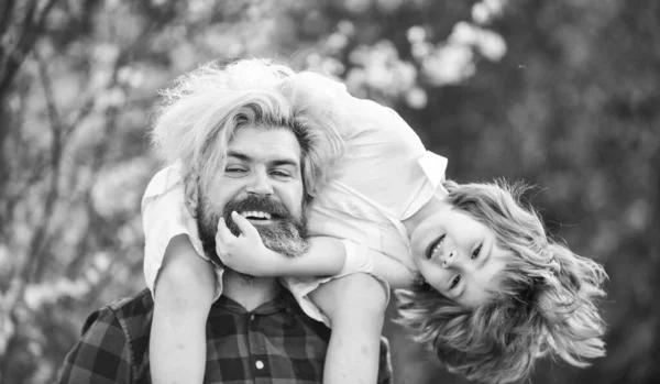 Gelukkige familie. Vaderdag. Kleine jongen en vader in de natuur achtergrond. Hipster en baby zoon in bloeiende tuin. Baard brutale man goede vader. Papa en zoon. Kleine zoon. Voorjaarswandeling. Vaderschap — Stockfoto