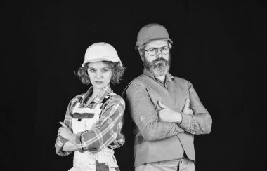 Ev tadilatı. Birkaç yenileme evi. Cinsiyet eşitliği. İnşaat alanı. Kaliteli müfettiş. İnşaat işi. İnşaat işçileri. Kadın miğferi. Mühendis ya da mimar