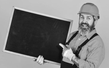 Fiyat listesi. Onarım şirketi hizmetleri. Mimari gösterim projesi. Profesyonel tamirci. Görsel taslak. Sakallı adam tamirci. Tamirci karatahta kopyalama alanını tutun. Yakışıklı tamirci.