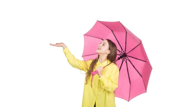 Menina adolescente feliz sob guarda-chuva rosa no outono tempo isolado no espaço de cópia branca, outono — Fotografia de Stock