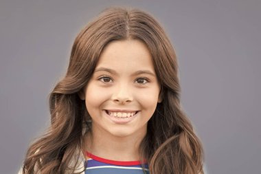 Dudaklarında bir gülümseme olsun. Mutlu çocuk gülüşü mavi arka plan. Sağlıklı gülümseyen küçük bir kız. Ağız temizliği. Pediatrik dişçilik. Diş sağlığı kliniği. Diş sağlığı. Tek gereken tatlı bir gülümseme.