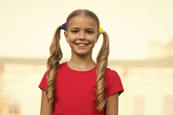 De la infancia a la niñez. Feliz sonrisa de niño al aire libre. Feliz infancia. Disfrutando de los años de infancia. Protección de la infancia. Centro de cuidado infantil. Cuidado de niños. Día internacional de los niños. El futuro es todo tuyo. — Foto de Stock