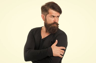 Sıradan gibi hissediyorum. Sakallı olgun hippi. Sonbahar erkek modası. Vahşi adam kuaför ya da berber. Erkeksi görünmeye devam ediyor. Tıraşsız suratlı sakallı bir adam. Sokak tarzı. modern yaşam tarzı