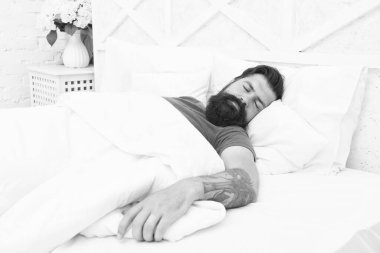 Evde dinleniyorum. Rahat yaşam tarzı konsepti. Sakallı adam yatakta uyur. Sabah erken kalkarım. Bekar rahat hisset. Yatak odasındaki bekar adam. Tembel pazar. Yatak zamanı rutini. vahşi erkek uyur