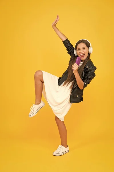 Inspirado para cantar. le encanta bailar música. niños y tecnología. estado de ánimo feliz de un niño. Tienda de artilugios. Niña escuchando música. adolescente usando auriculares. Tiempo libre. solo divirtiéndome — Foto de Stock