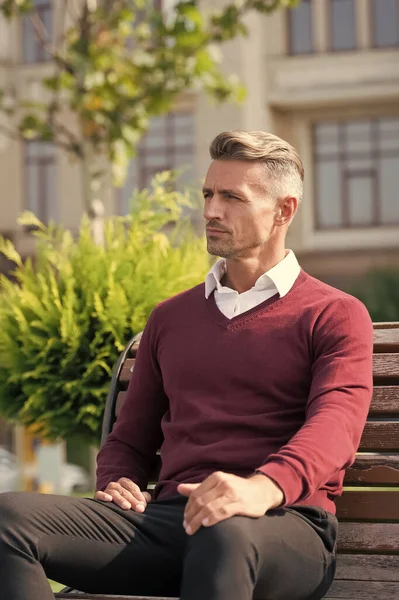 Kendine zaman ayır. Resmi giysili adam rahatla parkta bir bankta otur. İş adamı resmi giyim müdürünün dinlenmek için zamana ihtiyacı var. Girişimciliğin keyifli anları. Bekleme konsepti Yemek molası.