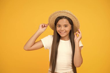 Seyahat gardırobu. Panama şapkası bu yaz yararlı olacak. Yaz tatili kıyafeti. Rahatlamaya hazırım. Genç kız yaz modası. Hasır şapkalı küçük güzellik. Çocuklar için plaj tarzı. Tropik adaları ziyaret et