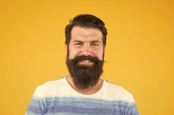 Mens beleza e saúde. retrato de barbudo homem elegante. Um caucasiano brutal com bigode. hipster maduro com barba. feliz homem sem barba com barba. barba e cuidados com a pele. alegria e felicidade conceito — Fotografia de Stock