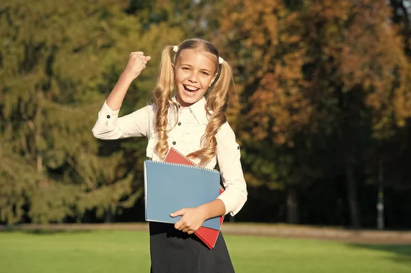 E il vincitore è. Felice vincitore festeggia all'aperto. La bambina fa un gesto vincente. Successo negli studi. Vincitore della borsa di studio. Torniamo a scuola. Annunciato il vincitore. Congratulazioni. — Foto Stock