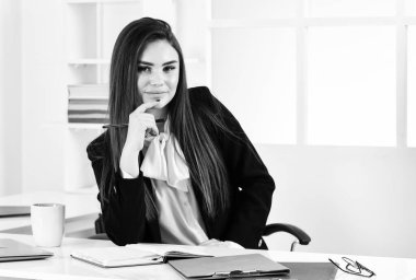 Mafya uyumuyor. Seksi iş kadını. Bayan patron. Kendine güvenen CEO kadın. Akıllı kadın bilgisayarda çalışıyor. Ofis hayatı. İş çevrimiçi. Evde eğitim kavramı. Karantina altındayken evde çalışmak