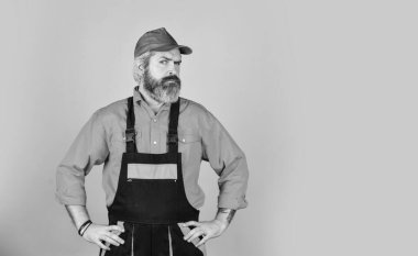 Yenileme konsepti. Tamirci teknik işler yapıyor. Elektrikçi tesisatçı tamirci. Ustayı ara. Becerikli bir işçi. İşçi. Tamirci deneyimli bir işçi. İnşaat işçisi. Bozuk teknikler tamir ediliyor