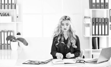 Para biriktirmeyi düşünelim. Kadın denetçi vergi bildirimi ya da para teftişi yapıyor. İnternetten alışveriş. E-ticaret ve internet bankacılığı. Bitcoin para çekilmesi. Gelecekteki yatırımlar için kredi veya tasarruf parası