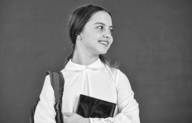 Bu benim kitabım. Küçük çocuk çalışmaya hazır. Turist ya da öğrenci. Yurtdışında eğitim için seyahat. Okula dönelim. Mutlu kız tahtada sırt çantası taşıyor. Sınıfta ders. akıllı hippi ergen çocuk