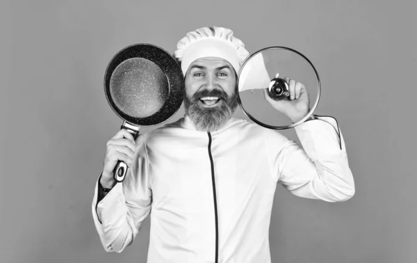 Une cuisine normale. Repas savoureux facile préparé à la maison. Petit déjeuner fait maison. Préparation de la nourriture dans la cuisine. Cuisine concept de nourriture. Poêle à frire de haute qualité. Homme barbu cuisinier uniforme blanc. Cuisiner comme pro — Photo