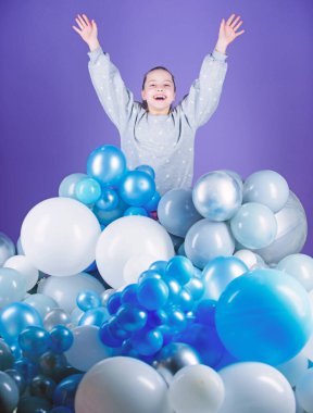 Hava balonlarına kafayı takmış. Eğleniyorum. Balon temalı parti. Hava balonlarının arasındaki kız. Doğum günü partisi. Çocuklar Günü 'nde. Tasasız çocukluk. Bütün o balonlar benim için. Mutluluk olumlu duygular
