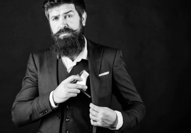 Sakallı adam alkol içer. Kafkas hippilerin kötü bir bağımlılığı var, alkol. Takım elbiseli iş adamı. Bekar ve bekar. Sakallı, olgun bir hippi cep şişesini cebine koydu. Alkol fışkırıyor. Boşluğu kopyala