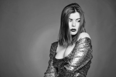 Erotik oyundaki cazibe. Kırmızı dudaklı şehvetli kız, büyük göğüslü. Cazibeli elbiseli seksi kadın. Aşk ve romantizm. Kadının seksi dudakları. Güzellik modası. Seksi gerçeklik. Büyük doğal göğüs, kopyalama alanı