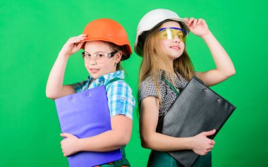 Çocuk bakımı. Yenileme planı. Ev tadilatı. İnşaat mühendisi mimar. Geleceğin mesleği. Çocuklar tadilat yapmayı planlıyor. Girişimci çocuklar odalarını yeşil arka planda yeniliyorlar.