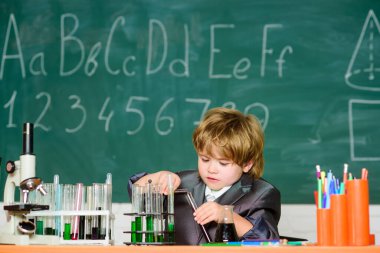 Eğitim deneyi. Mutlu bir çocukluk. Mikroskop ve test tüpleri sınıfındaki çocuk. Bilgi kavramı. Bilgi toplama günü. Çocuk biyoloji kimyası okuyor. Temel bilgi ilköğretim