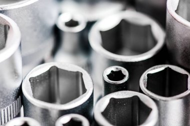 Tamir için aletler. Krom mekanik aletleri ayarlandı. Dükkan soketi el aletlerini ayarlar. Geniş menzilli metrik prizler. Gelişmiş kaliteli krom vanadyum çelikten yapılmış. Dayanıklılık ve aşınma koruması