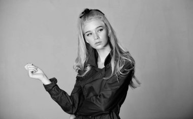 Saçları ne kadar hızlı ve güvenli bir şekilde beyazlatılmış. Ağarma kökleri. Kuaför ipuçları konsepti. Beyazlatılmış saçımı kurtardım. Beyazlatılmış saçlarla nasıl ilgilenileceğini. Yumuşak sarı makyajlı kız, yüzü gri.