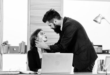 İş arkadaşları arasındaki samimiyet. Ofisteki sakallı adama ve seksi kadına karşı romantik bir aşk. Romantik çift iş yerinde ilişki yaşıyor. Patronla sekreterin romantik bir ilişkisi var. Romantik ortaklık