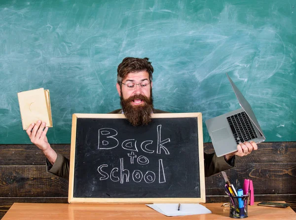 Özel okul reklamları kayıtları artırıyor. Öğretmen öğrencileri geleneksel ve modern dersler için karşılıyor. Bizimle ders çalış. Öğretmen ya da okul müdürü karatahta yazısını okula geri gönderdi