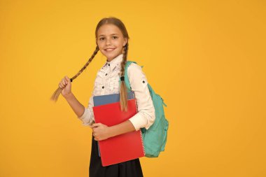 Özel okul. Sırt çantalı bir genç. Şirin gülümseyen okul kızı. Küçük liseli kız sırt çantası taşıyor. Uzun örgülü gözbebeği okula gidiyor. Tamamen hazırım. Günlük okul kızı hayatı. Okul kulübü