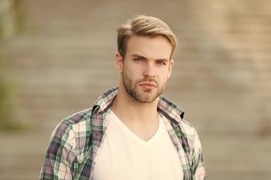 Portre iyi görünümlü adam günlük tarz, manken konsepti