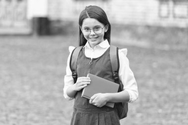 Okuldaki herkesi selamlıyorum. Mutlu çocuk okula gidiyor. 1 Eylül. Okula dönelim. Bilgi toplama günü. Resmi, gayri resmi ve gayri resmi eğitim. Özel ders. Hikayen burada başlıyor.