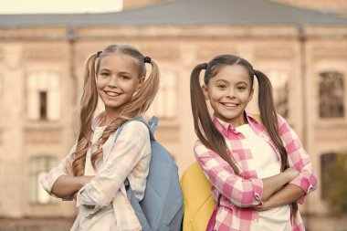 Okul herkes içindir. Mutlu kızlar okula geri dönsün. Küçük çocuklar okul çantaları taşır. Okul ve eğitim. Bilgi toplama günü. 1 Eylül. Başla. El ele öğreniyoruz.