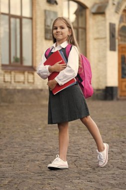 Modern akademik deneyim okulu. Mutlu çocuk okula gidiyor. 1 Eylül. Okula dönelim. Bilgi toplama günü. Resmi eğitim. Özel ders. Yaratıcı öğrenim için