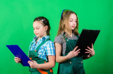 Foreman müfettişi. Tamir et. Güvenlik uzmanı. Geleceğin mesleği. İnşaat mühendisi mimar. Plan dosyası olan bir çocuk işçi. Çocuk bakımı. Küçük kız atölyede tamirat yapıyor. Evimize hoş geldiniz..