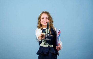 Eğitim ve bilgi. Çocuk biyolojisi dersi. Geleceği keşfet. Okula dönüyorum. Laboratuvarda bilim araştırması. Mikroskobu olan küçük bir kız. Küçük kız bilim adamı deneyi. Kimyaya hayat üflemek