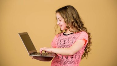 İnternette sörf yapmak. Kendi blogunu oluştur. Kişisel blog. Sosyal ağlar ve blog. Bilgi kaynağı. Modern hayat. Blog konsepti. Dizüstü bilgisayarı olan kız. Bilgisayarı kullanan küçük bir çocuk. Dijital teknoloji