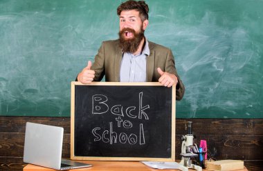 Ders çalışmak için asla geç kalmam. Öğretmen deneyimli eğitimcileri eğitime başlamak ve eğitim almak için yeni katılımcıları memnuniyetle karşılıyor. Öğretmen ya da eğitimci yazıtları okula geri göndermeyi kabul ediyor. Bilgi gününü kutlayın.