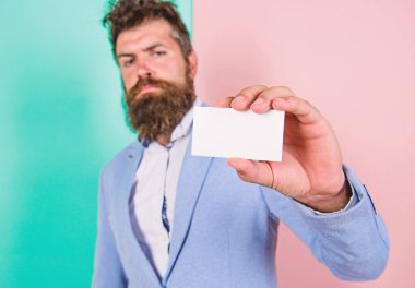 Kart kopyalama uzayı profesyonel işgal pozisyonu. Beni aramaktan çekinme. İş adamının elinde boş bir kart var. Sakallı hippi ciddi yüz gösterisi kartı. İş için banka hizmetleri. Kartvizit tasarımı