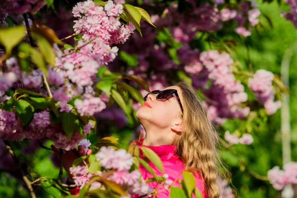 Cosmétiques naturels pour la peau. Fille en fleur de cerisier. Sakura arbre en fleurs. Petite fille enfant au printemps fleur fleurir. Profitez d'une odeur de fleur tendre. Sakura concept de fleur. Superbe fleur et beauté féminine — Photo