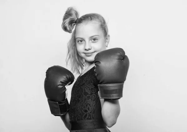 Träning med coach. Slåss. knockout och energi. Idrottsframgång. Boxer barn träning, hälsosam kondition. Sport och sportkläder mode. liten flicka i boxningshandskar stansning. Självsäker boxare — Stockfoto