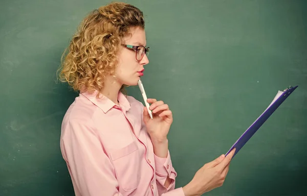 Literatuurleraar compositie lezen. Indrukwekkend cv. Tutor controleert huiswerk. Een slimme vrouw heeft een tablet bij zich. Lees persoonlijk profiel. Geschatte opstel van aanvragers. School project — Stockfoto